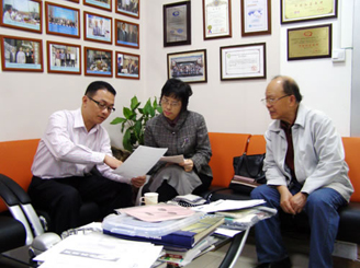 2009年2月12日 中国纺织科学研究院技术专家吕世静教授来桂林考察调研.JPG
