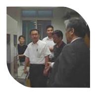新竹公司总经理在北京航空航天大学参观空气负离子测试仪。